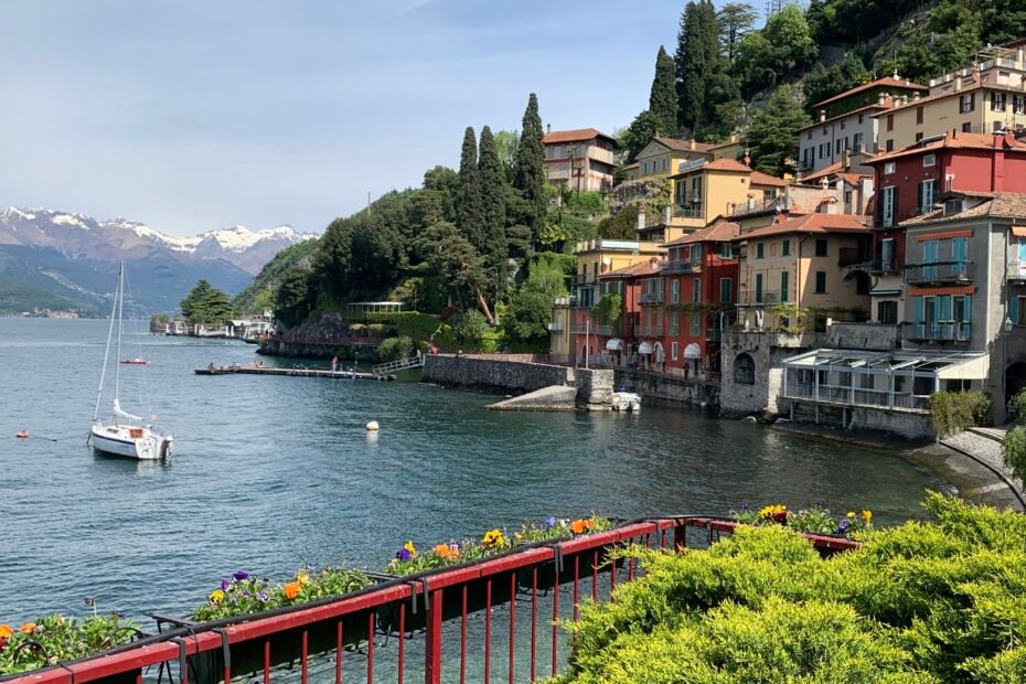 Vista para o Lago de Como da aldeia de Varenna na Itália.