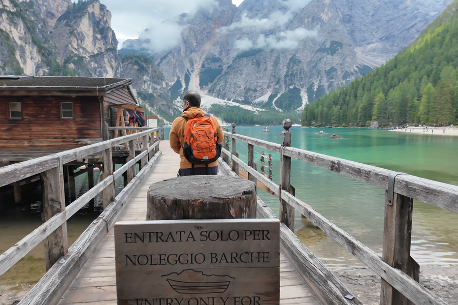 Vista para o Lago de Braes, na Itália, nas Dolomitas